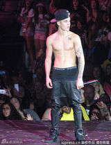 组图：比伯裸上身火辣开唱 遭女舞伴揩油摸腹肌