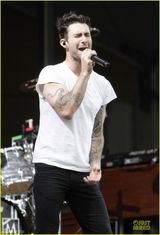 组图：魔力红热力献唱 亚当身姿妖娆表情逗笑