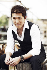 组图：黄少祺随性压铁路展质感型男风采