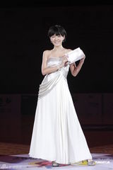 高清组图：徐熙娣可爱短发做代言 一身白裙现场起舞