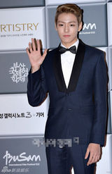 组图：李玹雨金发狼奔头亮相釜山红毯显绅士