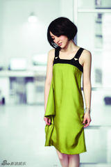 组图：董璇公布夏日风情写真 妩媚短发抒写绿意