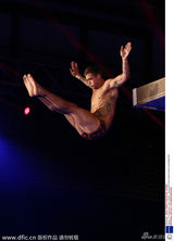 组图：截肢男参加英国星跳跃 人残志坚令人钦佩