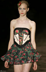 高清组图：帕丽斯-希尔顿巴西时装周上客串走秀