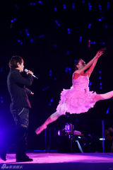 高清图：王杰北京开个唱 跪谢观众现场气氛热烈