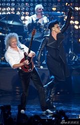 组图：MTV欧洲音乐奖 皇后吉他手携兰伯特引爆全场