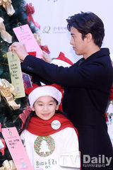 组图：高修出席慈善活动 笑容温馨与孩童合影