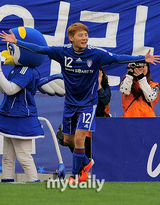 组图：金俊秀金贤重等参加友谊球赛 绿茵场上飙帅