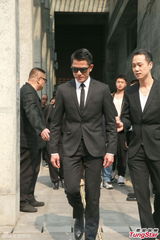 组图：演唱会之父张耀荣出殡 郭富城陪同全程