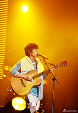 组图：林宥嘉“流汗”动感开唱 模仿青峰唱情歌