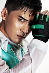 组图：傅天骄变运动型男玩湿身