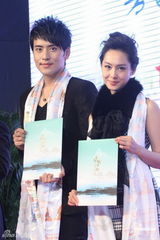 组图：朱茵披哈达妩媚宣传《芳香之城传奇》