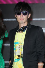 组图：吴建豪戴黑钻耳机压轴走秀 空运礼物表孝心