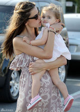 高清组图：辣妈超模安布罗休携可爱女儿出游 