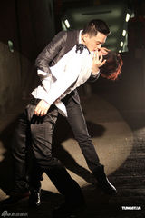 组图：黄耀明为演唱会拍激情短片 拥抱加激吻尺度大