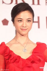 高清组图：汤唯一袭红裙代言 否认封杀传闻