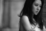 组图：刘思彤最新黑白写真 眼神魅惑发丝飘扬