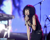 组图：张曼玉首登音乐节献唱 网友：黑金太牛X