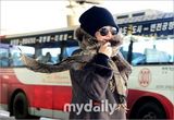 组图：金喜善返韩亮相机场 黑超遮面气场足
