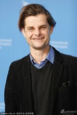 组图：《金子》记者会乌维-波姆红衣惹眼