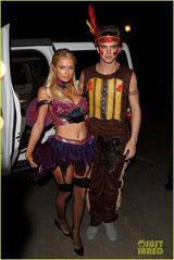 组图：帕里斯携男友现身派对 化身爆乳扑克牌女仆