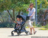 组图：波特曼推爱子出街 小家伙变好奇宝宝萌翻