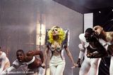 幻灯图：Lady Gaga个唱呲牙咧嘴背马赛克“驼峰”
