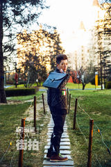 明星爱街拍：王栎鑫潮范出街 打造至in冬季型男