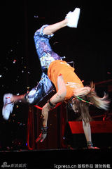 组图：张根硕开唱半裸露点 粉丝着比基尼狂欢