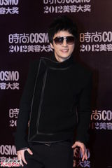 组图：孙俪倪妮低胸红装 李宇春金喜善惹注目