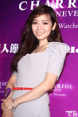 组图：侯佩岑与老公代言吸金 华丽复古尽显风情