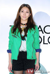 组图：韩歌手BoA出席代言活动 鞋跟前置惹眼球