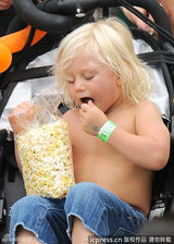 组图：史蒂芬妮携两潮仔游园 祖玛化身贪吃蜘蛛侠