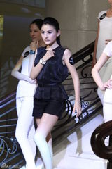 组图：《甄嬛传》“叶澜依”黑衣代言秀T台步