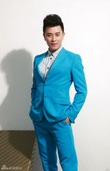 组图：蒋毅蓝色西装写真 贵族气质显质感