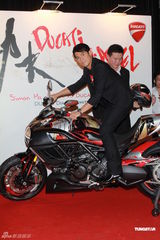 组图：郭富城助阵单车发布会 变身机车男耍酷