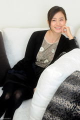 高清组图：金泰熙尽显熟女气质 明眸皓齿雪肤透明