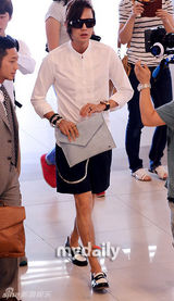 组图：韩星张根硕赴日宣传 戴发夹着装个性