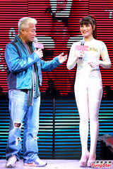 组图：江映蓉秀艳舞 穿“蓝天装”呼吁环保