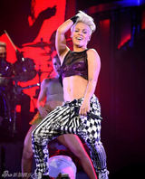 组图：P!nk高空倒吊演唱 与舞伴激情肉搏