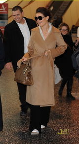 高清组图：阿汤嫂霍尔姆斯亮相米兰时装周