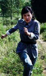 组图：薇女郎杨子姗《一个和八个》致抗战青春