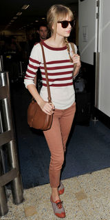 高清组图：泰勒-斯威夫特街拍条纹上衣搭九分裤