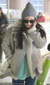 组图：杨幂忙煲电话粥 宽松外套圆腰显孕相