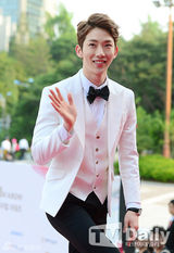 组图：少时Jessica挽SJ圭贤亮相音乐剧颁奖红毯