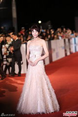 组图：郑裕玲低胸亮相金马红毯 风情万种