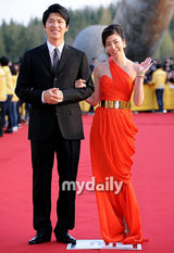 组图：郑日宇李彩英等出席韩国全州电影节开幕式