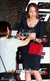 组图：李秉宪新片上映未婚妻现身 金泰熙等捧场