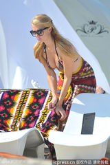 组图：希尔顿条纹比基尼无料可秀 遭爱犬扯裙角