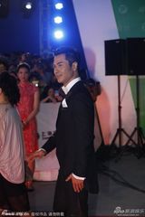 组图：上海电视节评委会成员郑嘉颖帅气亮相